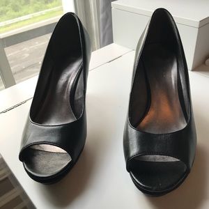 Nine & Co. open toed platform pumps